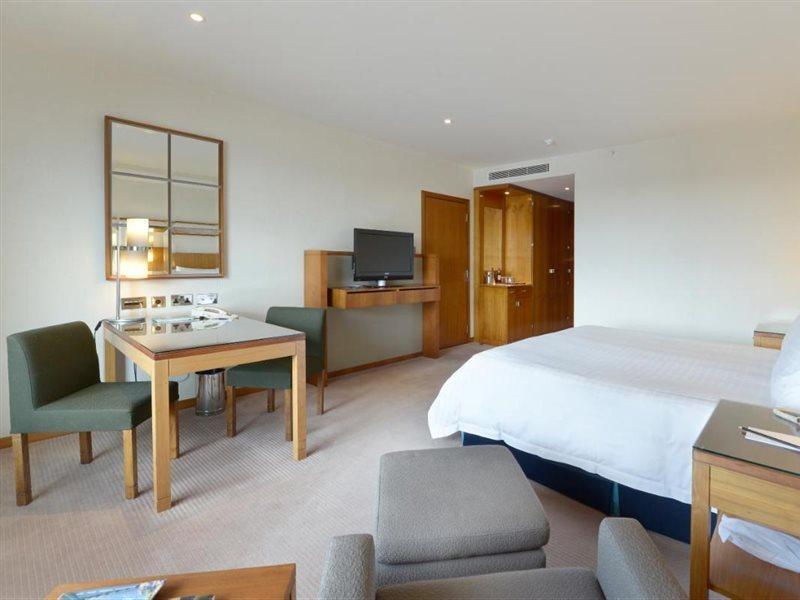 Canary Riverside Plaza Hotel London Ngoại thất bức ảnh A room at the hotel