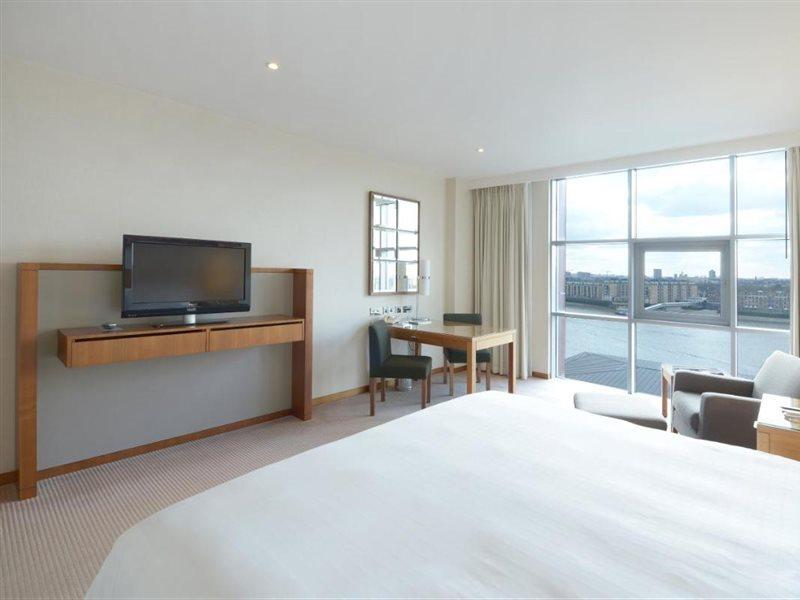 Canary Riverside Plaza Hotel London Ngoại thất bức ảnh A room at the Hilton London Heathrow