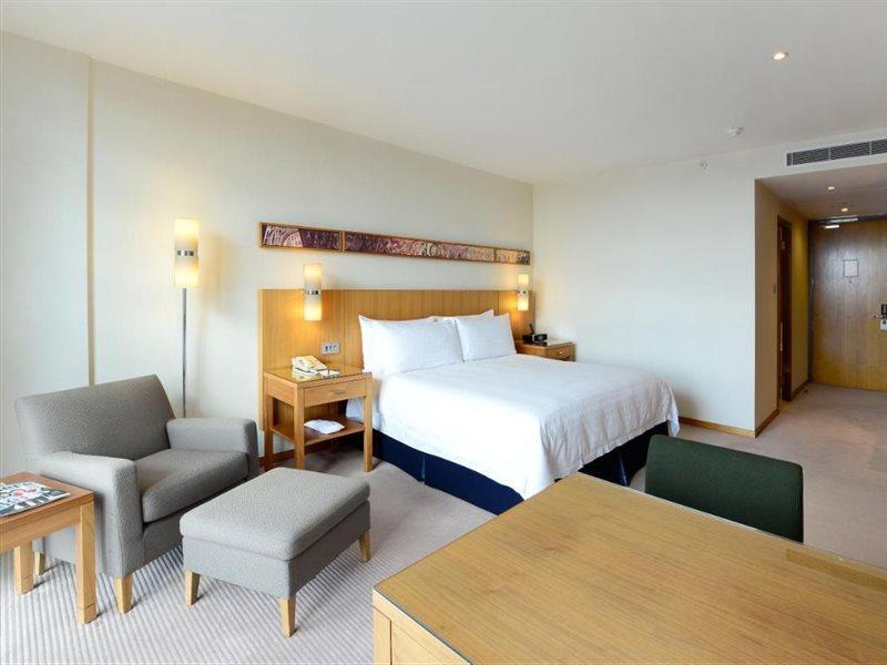Canary Riverside Plaza Hotel London Ngoại thất bức ảnh A room at the hotel