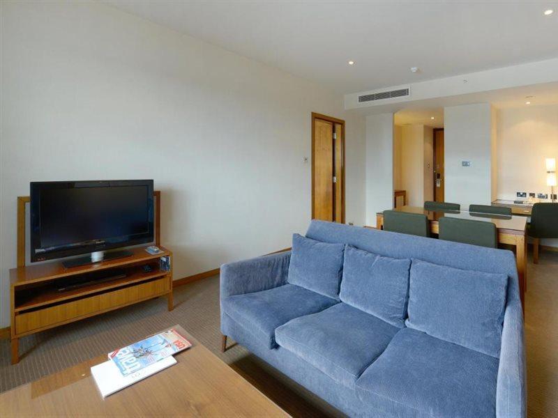 Canary Riverside Plaza Hotel London Ngoại thất bức ảnh A living room in a serviced apartment