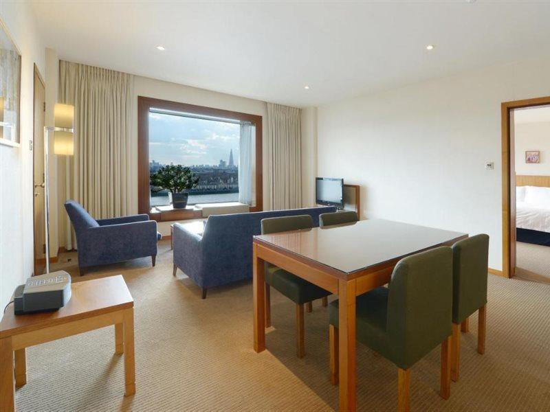 Canary Riverside Plaza Hotel London Ngoại thất bức ảnh A suite at the Hilton London Heathrow
