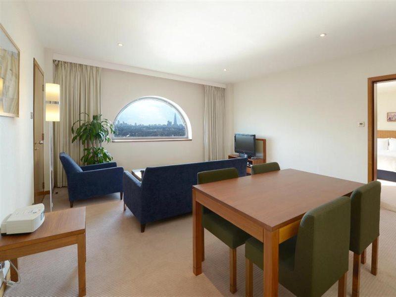 Canary Riverside Plaza Hotel London Ngoại thất bức ảnh A typical apartment