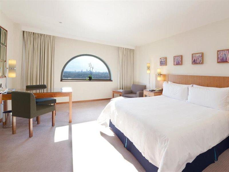 Canary Riverside Plaza Hotel London Ngoại thất bức ảnh A room at the hotel