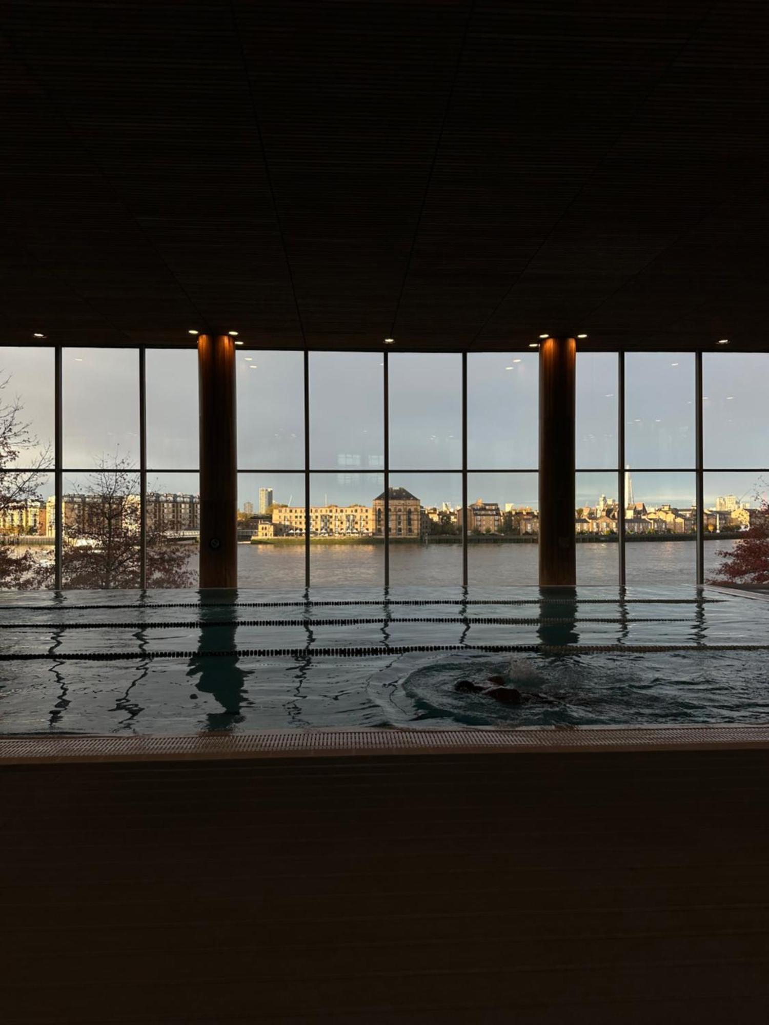 Canary Riverside Plaza Hotel London Ngoại thất bức ảnh View from the pool