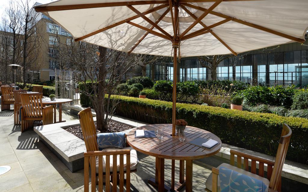 Canary Riverside Plaza Hotel London Ngoại thất bức ảnh The garden at the hotel