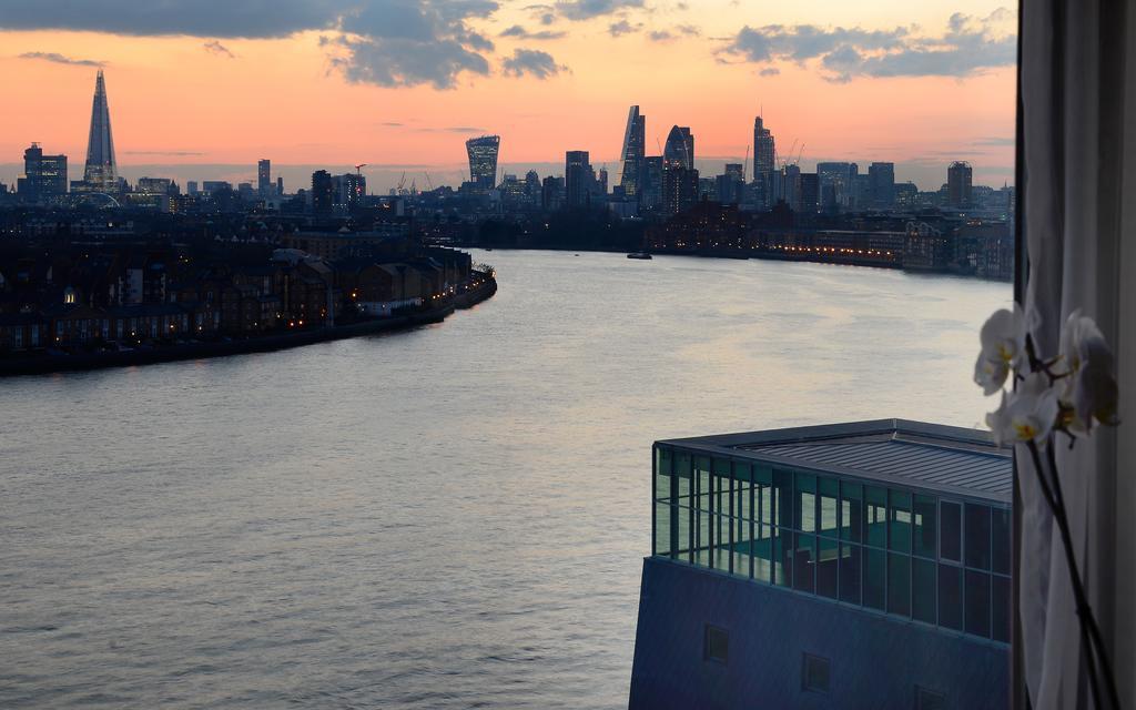 Canary Riverside Plaza Hotel London Ngoại thất bức ảnh View of the East River from a residential building in Long Island City