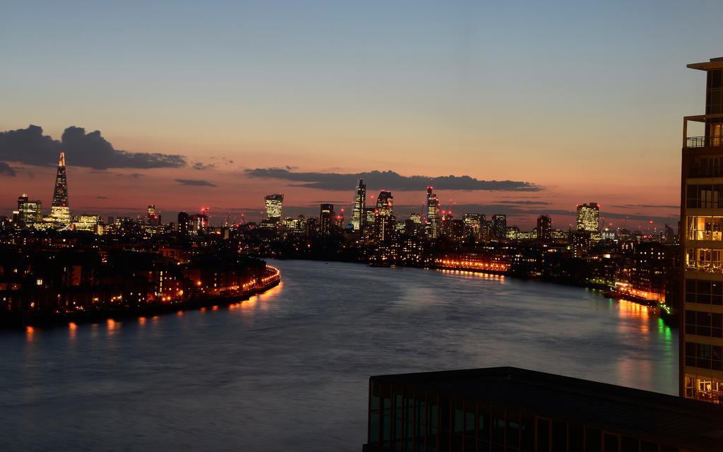 Canary Riverside Plaza Hotel London Ngoại thất bức ảnh View of the East River from the East River Promenade