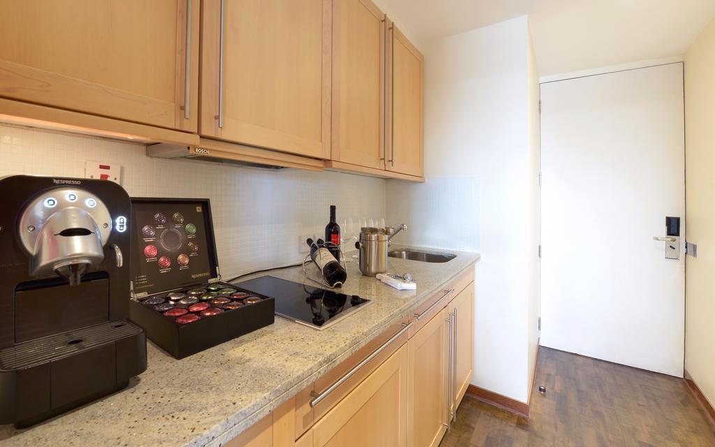 Canary Riverside Plaza Hotel London Ngoại thất bức ảnh A typical kitchen in a student apartment