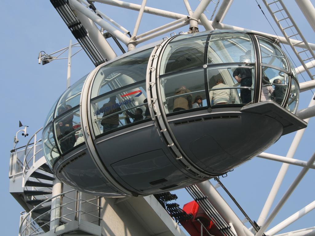Canary Riverside Plaza Hotel London Ngoại thất bức ảnh A capsule of the London Eye